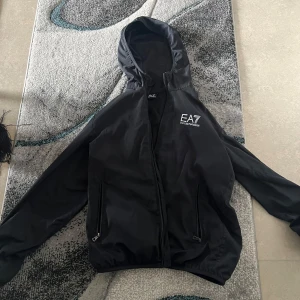 EA7 regnjacka - Bra jacka