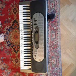 Synth från Casio - Pianosynth som hängt med sedan uppväxten. Den är använd men i gott skick. Bokstävena på tanjenterna går att tvätta bort om man vill. Tyvärr har jag inte plats för den hemma. 