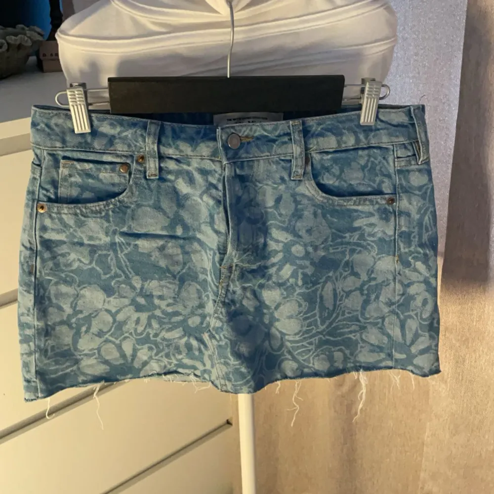 mini jeans kjol från hm endast använd 2 eller 3 gånger så inga tecken på användning egentligen vad jag kan se. Köpt för 200kr tror jag. Jätte fin och low waisted passar mig som har strl 36 och lite större höfter om jag vill ha low.. Kjolar.