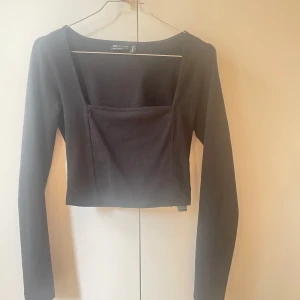 Svart långärmad topp | ASOS  - Svart långärmad topp från ASOS med en fyrkantig urringning. Toppen är i bra skick och endast använd en gång! Tryck gärna på ”köp nu” och kontakta mig vid frågor, fler bilder, m.m💘