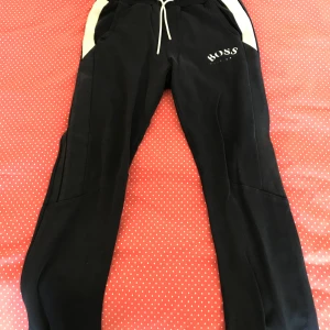 Hugo Boss - Byxorna är i nyskick passar strl M-L