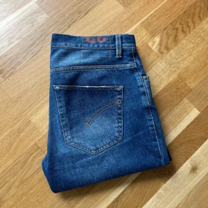 Dondup  - Riktigt snygga och bekväma dondups i riktigt bra skick 9/10. Var lite för små för mig, tveka inte på att höra av dig vid minsta lilla fråga🫡