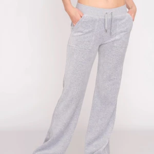 Juicy byxor - Säljer dessa då de är försmå. Super fina men de finns en defekt (se på sista bilden) därav säljer för billigare men annars super fint skick💕