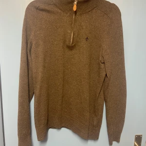 Morris halfzip - En halfzip tröja från Morris, storlek M men skulle säga att den är mer åt S hållet. Säljer då den blivit för liten för mig. Original pris 1600kr