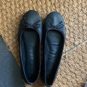 Svarta ballerina skor - Säljer då de aldrig har kommit till användning. Strl 39 Klicka inte på köp nu innan du har skrivit till mig😊