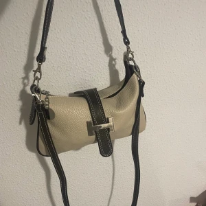 Väska - Köpte väskan i spanien för 400kr, men nu har jag ingen andvändning för den tyvär då jag har andra väskor som jag andvänder mer💕 köptes sommar 2023 men är knappt andvänd, inga defekter💕kontakta innan tryck av ”köp nu” gärna💕