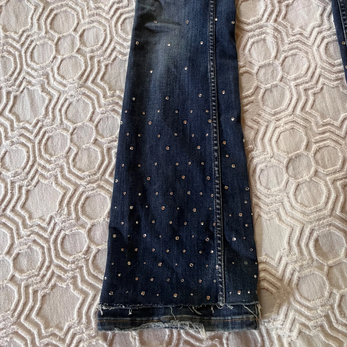 Lågmidjade bootcutjeans med glitterstenar - 93