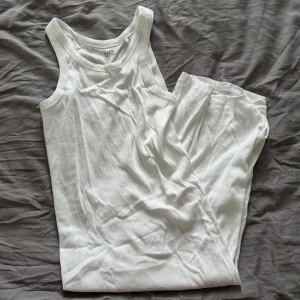 Ribbad klänning från lager157 - Lång ribbad klänning från Lager157 som aldrig kommit till användning. Helt ny! 