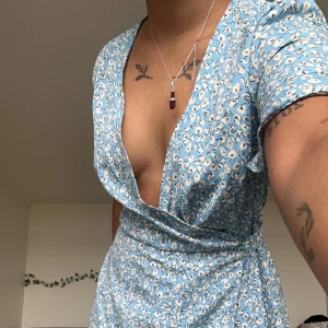 Blommig Omlottklänning  - Supersöt klänning som inte kommer till användning längre i storlek 24 (XS-S), köpt på Vila