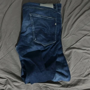 Replay jeans - Hej säljer detta par replay jeans. Köpt i butik för 1500kr använt ett par gånger till ett hål råka komma fram en dag. Jeansen är annars i toppskick. Detta hål kan jag inte fixa själv. Men eftersom hålet är där blir priset lägre självklart. 36/43