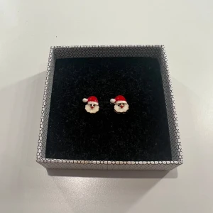 Tomteörhängen - Små söta tomeörhängen. Toppen skick, knappt använda. 