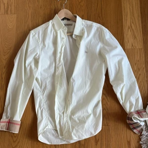 Skjorta - Jag säljer den här trendiga burberry skjortan som jag har använt ett fåtal gånger men är i ett bra gott skick.