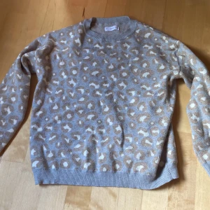 Leopard stickad törja - En leopard tröja från MNG .Strolek: 152 .Size 11-12 years 