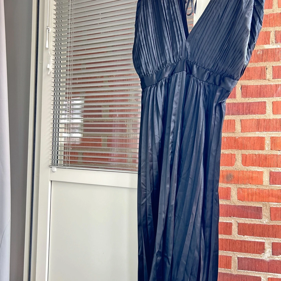 Svart plisserad maxiklänning med V ring - 90