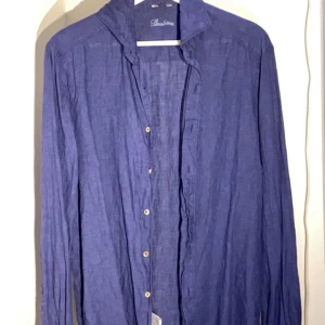 Linneskjorta  - Nu säljer jag min linneskjorta perfekt nu i sommar.  Den är ifrån stenströms och köptes för 2 år sedan  Skick 8/10 Finns fler bilder 