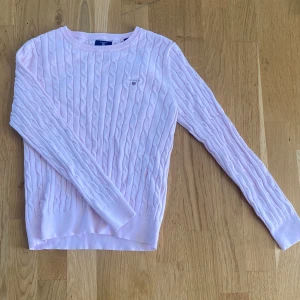 Ljusråsa Gant tröja - Hej! Säljer en jätte fin rosa gant tröja i storlek 170/XS Nyskick!