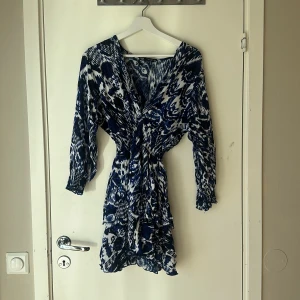 Zara klänning  - Säljer nu min klänning från zara💕💕 använd kanske 2-3 ggr skriv vid frågor 💕💕