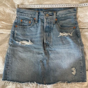 Jeanskjol - Jeanskjol från Levi's i den perfekta färgen. Säljer då den blivit för liten för mig💙