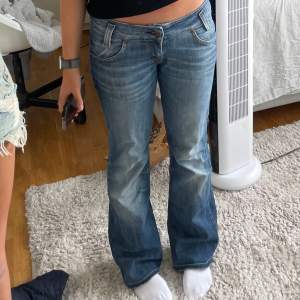 Snygga low waist bootcut jeans stl 36/s, hon på bilden är 160.