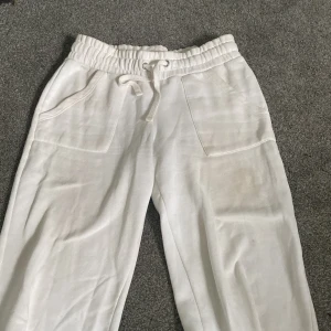Mjukis byxor - Mjukis byxor från lager 157. De har lite fläckar längst ner på byxorna som går att tvätta bort. Annars är de i bra skick!