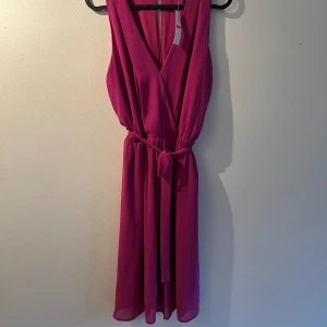 Ny klänning storlek S - Oanvänd klänning från Lindex med prislappen kvar. Storlek S