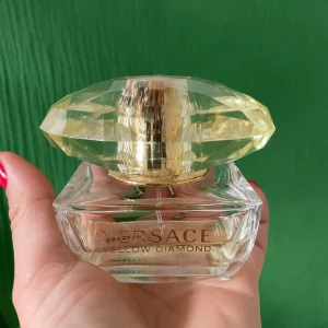 Versace parfym - Parfym från Versace-Yellow Diamond, väl använd. Ursprungligen 50 ml, ca 20 ml kvar. 