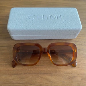 Solglasögon från CHIMI - Ett par fyrkantiga solglasögon från CHIMI i färgen Havana. Glasögonen har en brun ton och kommer med orginalfodralet. Slutsålda på hemsidan. Fått i födelsedagspresent och aldrig använda. Nypris 1250kr. 