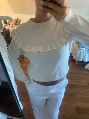 Tröja med volang  - Stickad tröja med volang från Lindex storlek M