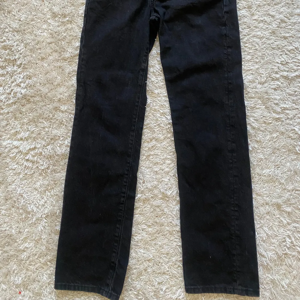 Lågmidjade jeans från BikBok, nästan aldrig använda. Jeans & Byxor.