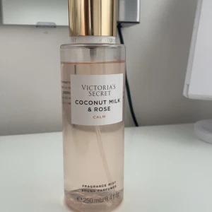 Victoria’s Secret parfym- Coconut Milk & Rose - Säljer en Victoria’s Secret parfym med lukt av kokos och blommor🩷
