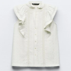 Zara blus - Jättefin blus från zara som tyvärr inte kommer till användning, använd 1 gång och är som helt ny! Skriv för fler bilder.