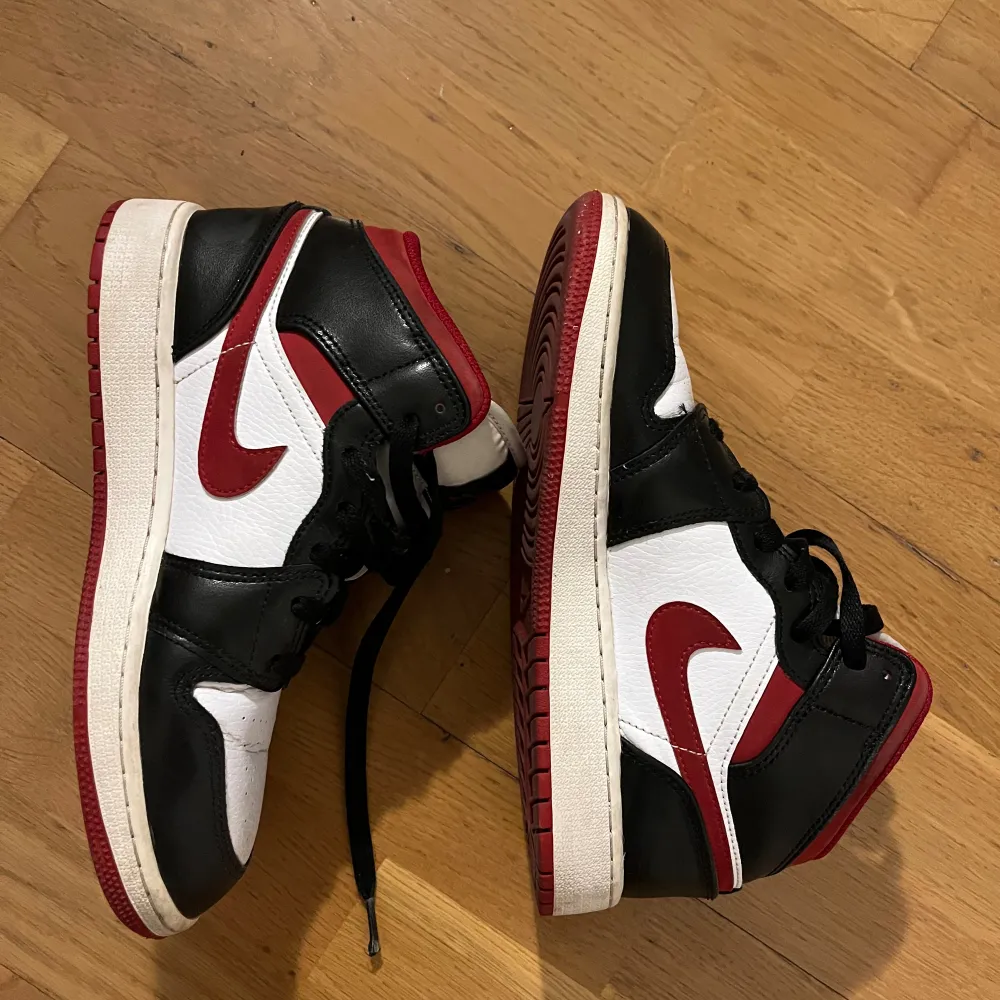 Jordans i färgen gym red. Fint skick en missfärgning som man knappt ser (bild 5) Äkta, box finns kan säkert få fram kvitto oxå. Passar både killar och tjejer.. Skor.