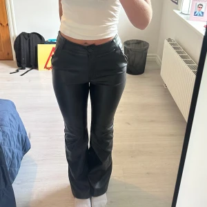 Skinnbyxor - Ett par snygga skinnbyxor med bootcut från madlady i storlek 36. De är i fint skick, säljer pga att dom inte passar längre.  Köparen står för frakt!