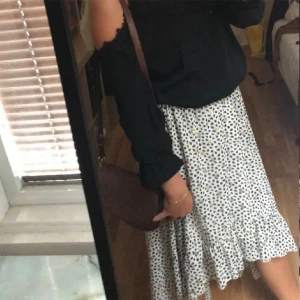 Mönster kjol i guld vit svagh - vid köp av fler saker sänks priset🤍🌸