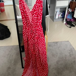 Klänning  - Säljer denna rödprickiga långklänning 