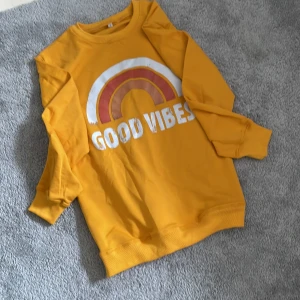 Sweatshirt  - Säljer denna