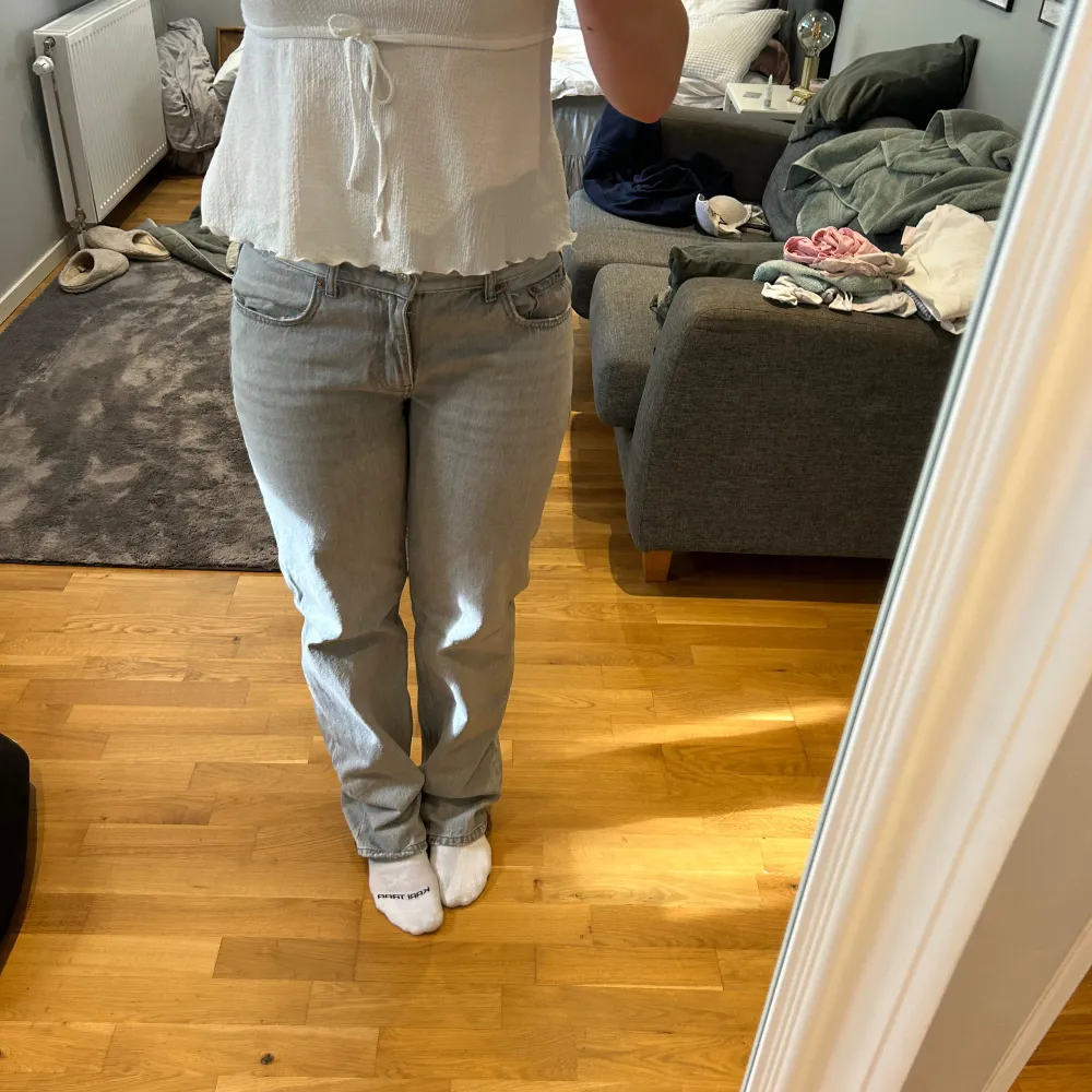 Jeans med medelhög midja från zara. Jeans & Byxor.