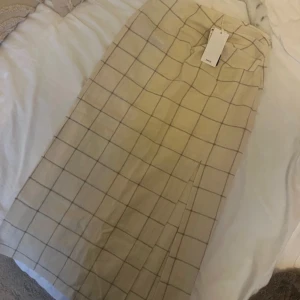 Picknick kjol - Köpt från dubai mall från mango. Helt oanvönd och etiketten sitter kvar. Köpt för 330kr. 