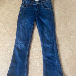 Flare jeans  - Flare jeans i mycket bra skick. Använda 1 gång. Jag står inte för frakt eller postens strul.