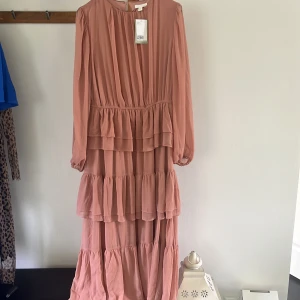 H&M volangklänning  - Supersnygg och härlig volangklänning !! Den är i superbra skick då den aldrig blivit buren tyvärr 🌸 inga defekter alls 