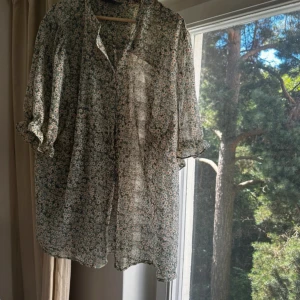 Blommig blus  - Använd va 2 gånger.  Supersuper fin men behöver rensa ut allt.   Märke: Zoey  Nypris: 80 euro