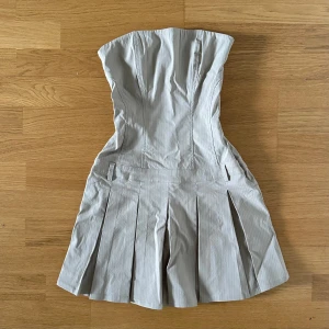 beige klänning bershka - säljer denna ursnygga klänning från bershka!! passade inte mig som tänkt, helt oanvänd med prislapp kvar🤎modellbilder lånade från @frida.hartman på tiktok