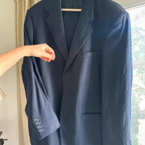 Kavaj Oscar Jacobson - Använd ca 3 gånger. Köpt på herravdelningen Jag har främst använd den som oversize över en klänning eller som en klänning.  Så snygg!