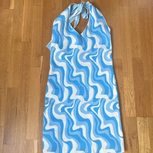 Klänning - Vit blå klänning