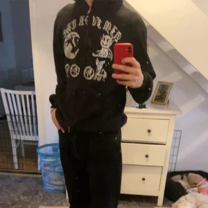 Aim for the moon Hoodie svart rhinestone - Aim for the moon Hoodie röd rhinestone i fint skick, storlek large Meetup Degerfors eller Karlskoga, postar även  Pris 400