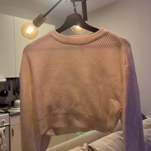 Stickad tröja  - Helt oanvänd. Storlek s