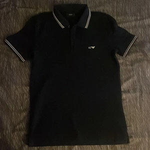 Armani Jeans pikétröja  - Storlek S, men passar även XS. Använd få gånger. Nypris 1350 kr.