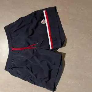 Hej! Säljer ett par moncler bad shorts som också som funkar som ett par vanliga shorts. Dom är oanvända o har inte skador alls 10/10, vid frågor om pris eller själva varan va inte rädd att slå iväg ett meddelande!