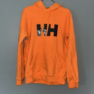 Helly Hansen orange hoodie - Helly Hansen orange hoodie i storlek S (herr). I ny skick då den endast blivit provad.