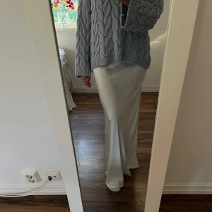 Satinkjol vit  - Maxikjol i satin från Gina Tricot. Aldrig använd och slutsåld på hemsidan. 250 kr + frakt 